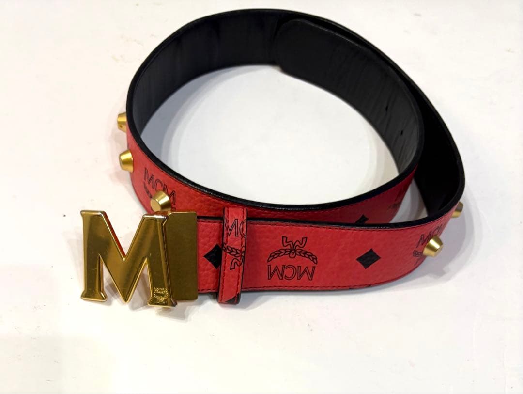 MCM エムシーエム☆ベルト ロゴ柄 ヴィセトス スタッズ　赤　80