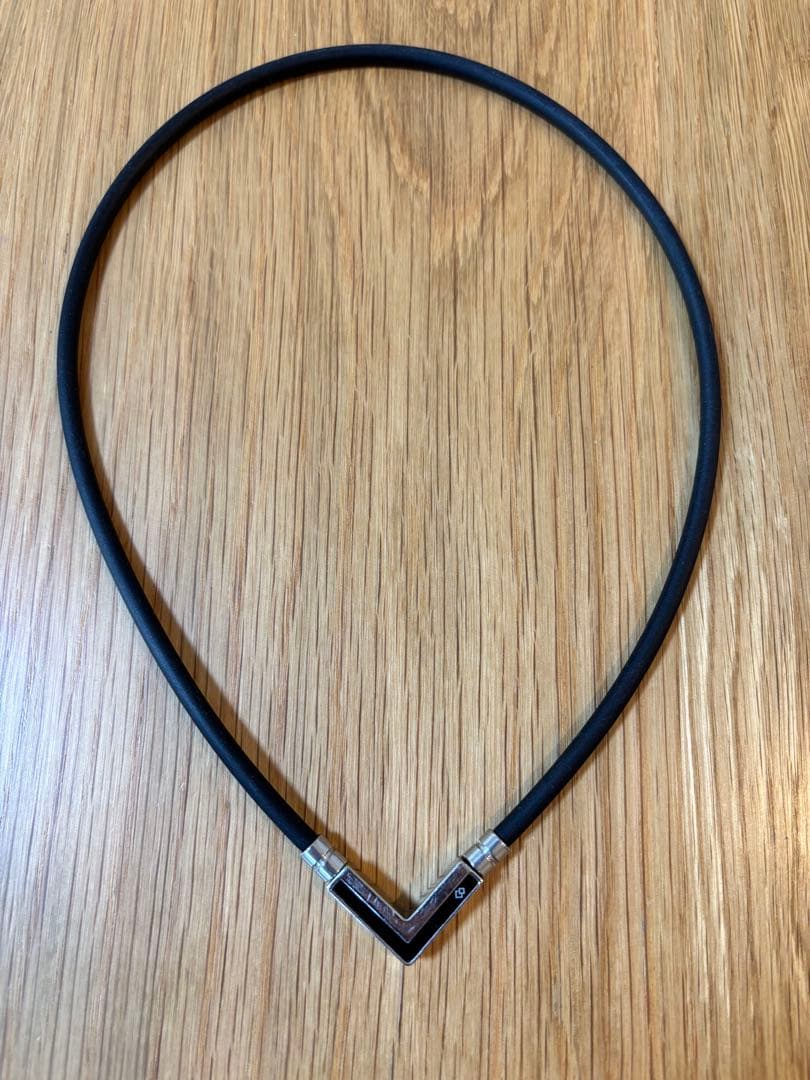 V字型 ブラック ネックレス