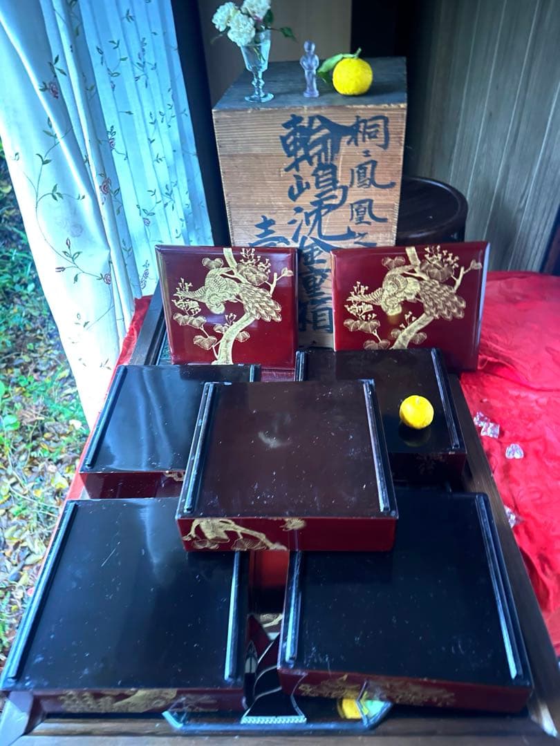 お年玉価格 ‼️JAPAN時代溜塗沈金　桐花鳳凰に松　鳳凰　五段重箱二枚蓋木箱入