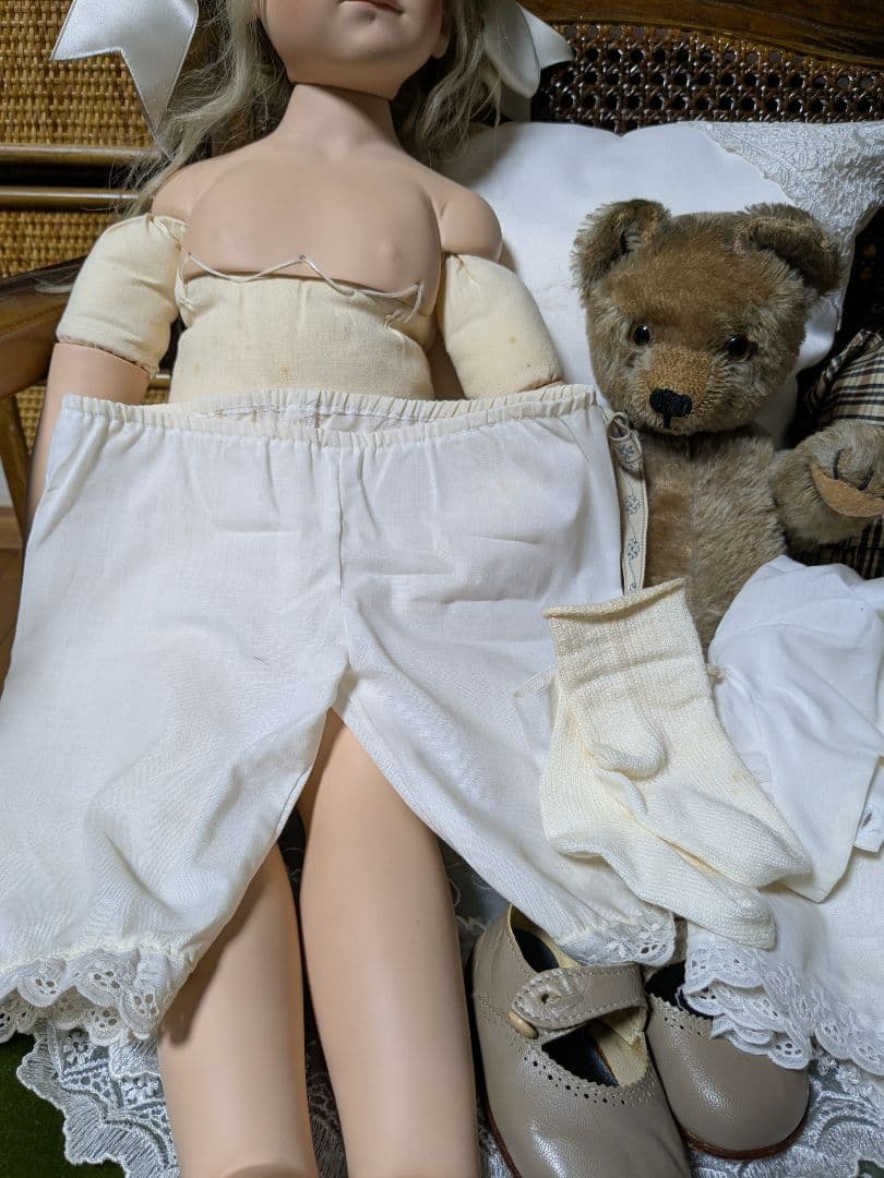 アンティークドールとテディベア
