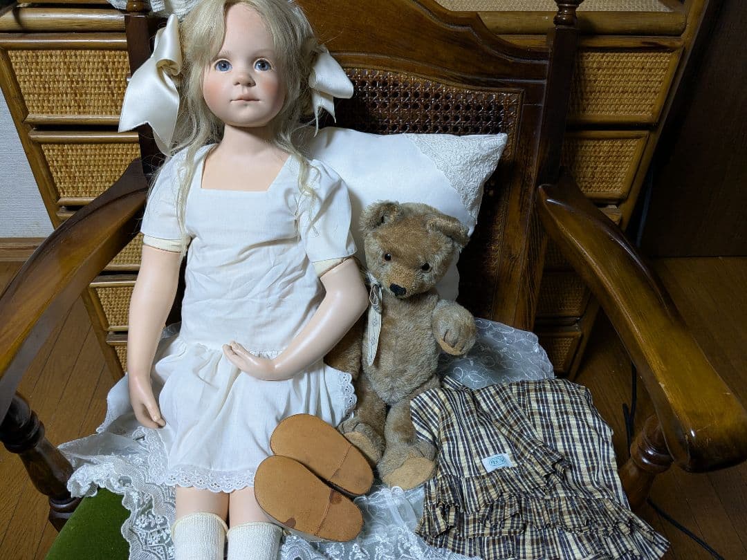 アンティークドールとテディベア