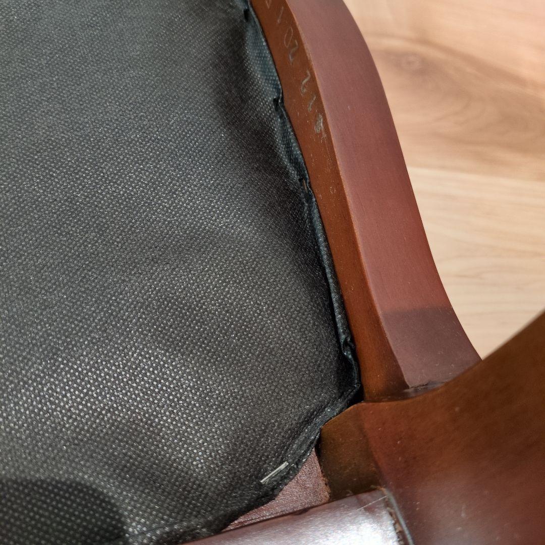 クリーム色の彫刻入りスツール