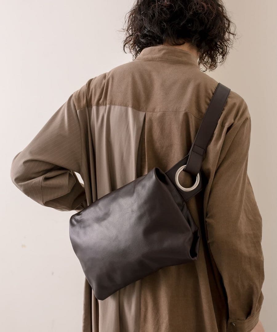 新品　イアパピヨネ　kawa-kawa hatomeレザーボディバッグ