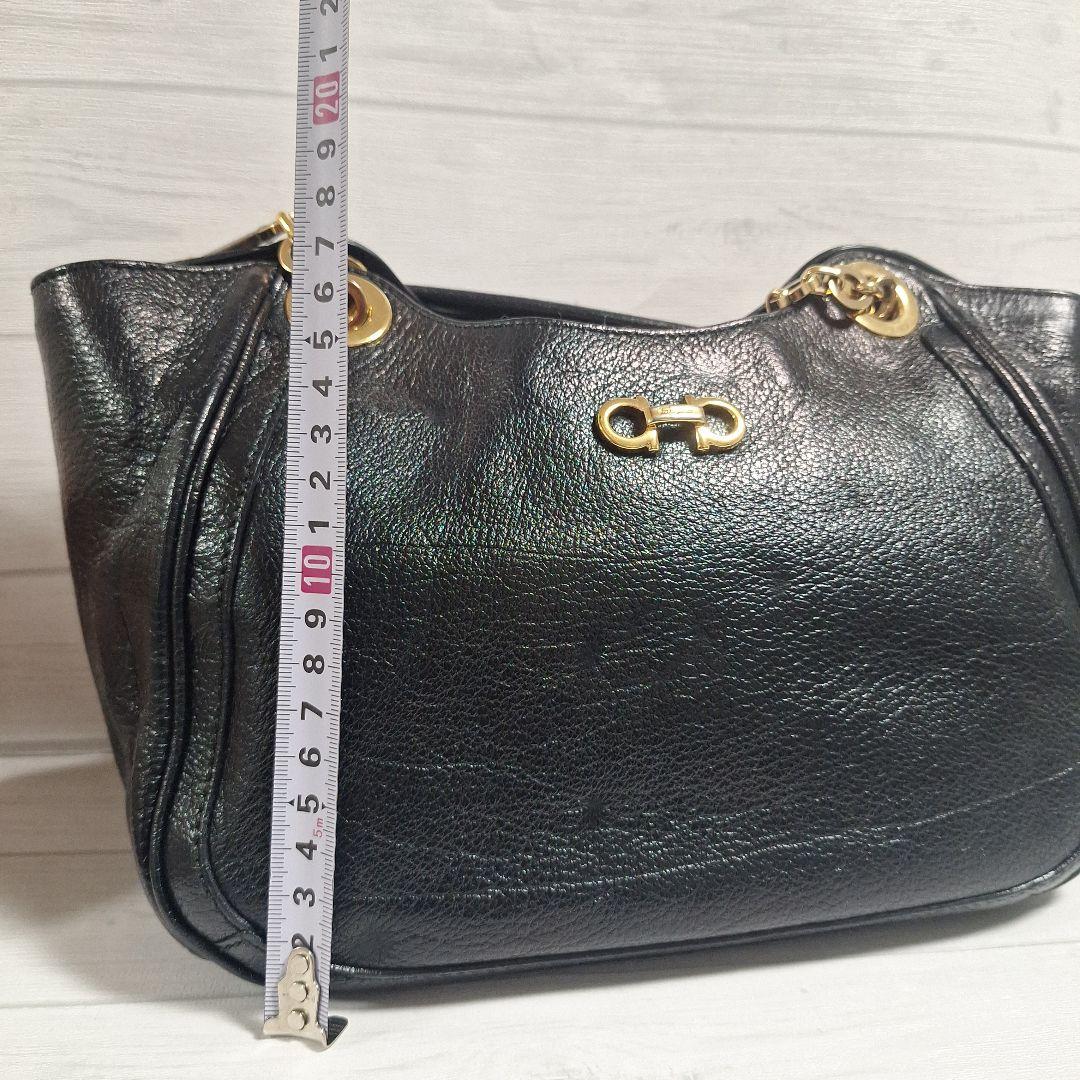 サルヴァトーレ・フェラガモ　ガンチーニ　チェーンハンドル　レザー　　ブラツク