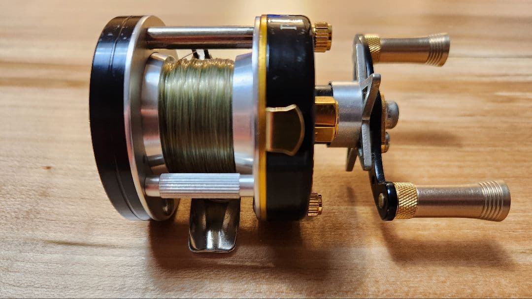 メガバス パガーニ P200 R 右ハンドルリール