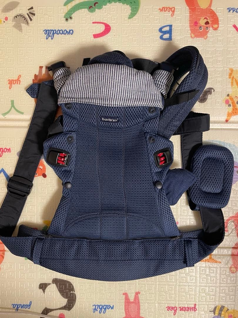 ベビービョルン　ハーモニー　ネイビー　よだれカバー付き　箱有り、説明書付き