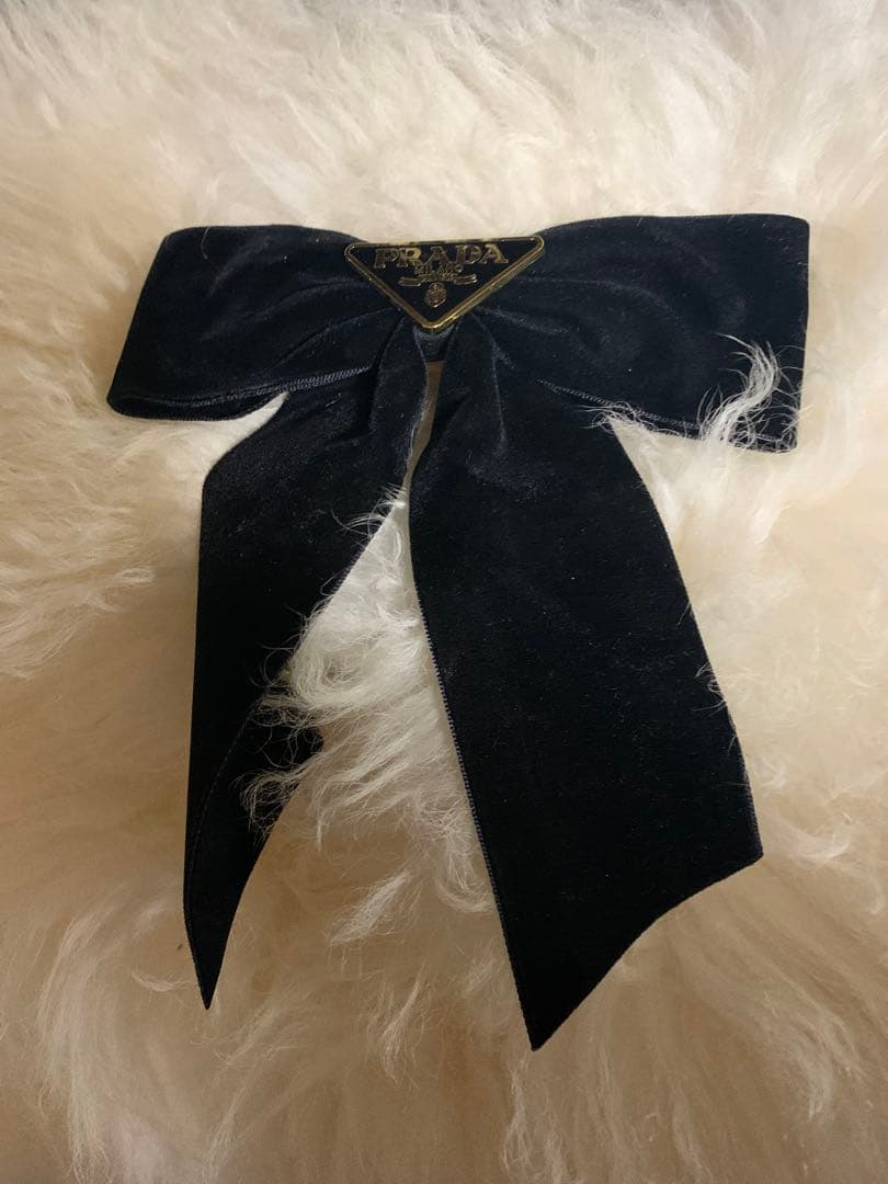 プラダ　リボン　ベロア　ベルベット　ロゴプレート　ブラック