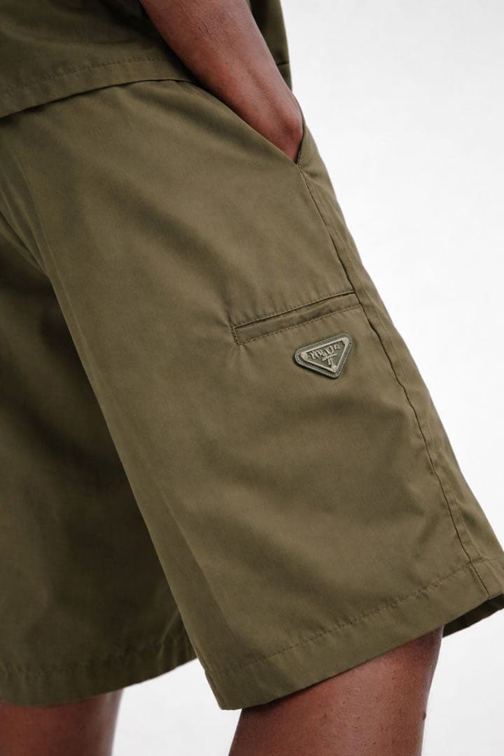 t*9様 PRADA オリーブ 三角ロゴ　ショートパンツ 52