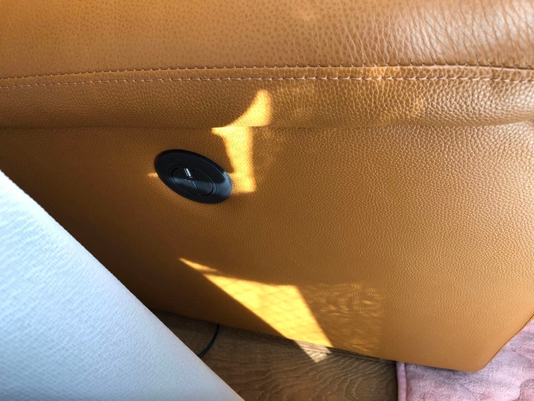 ニトリ3人掛けテーブル付き電動両側リクライニングソ ファNビリーバ