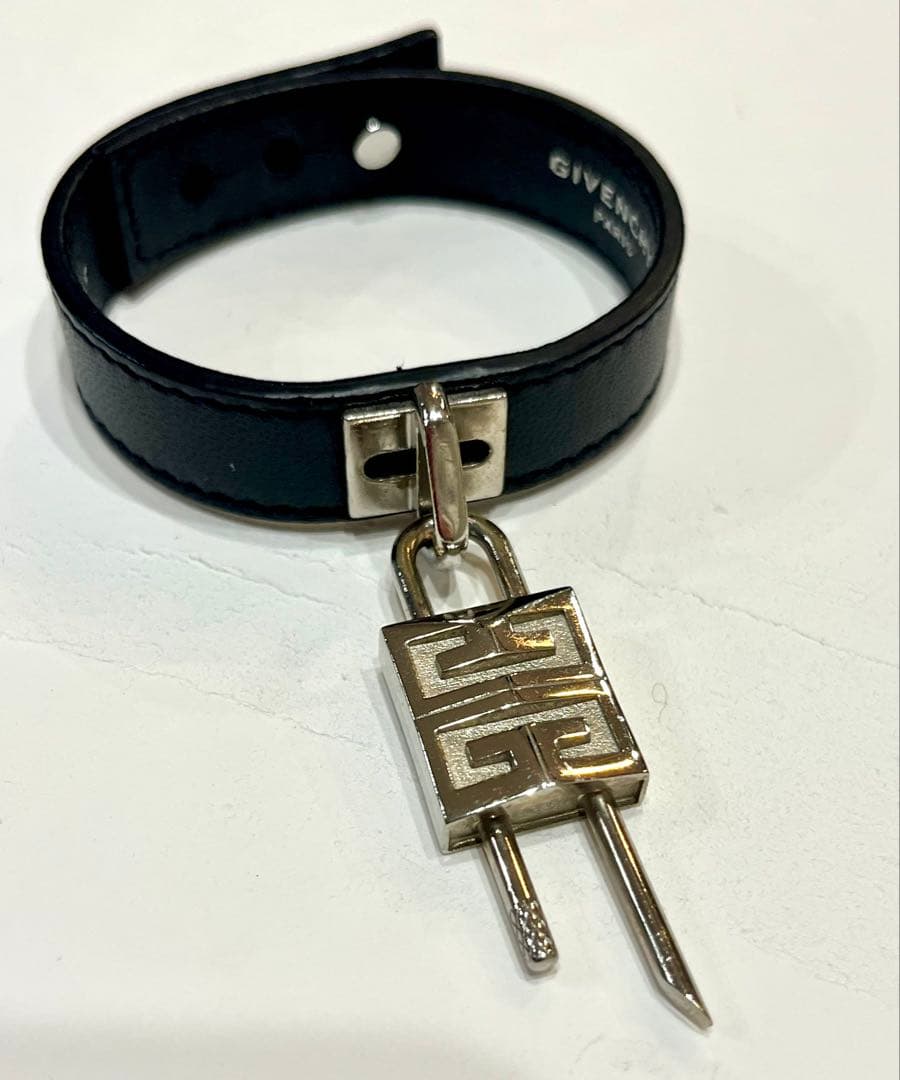 良品☆ジバンシィ 4Gパドロックスモール ブレスレット　バングル カデナ レザー