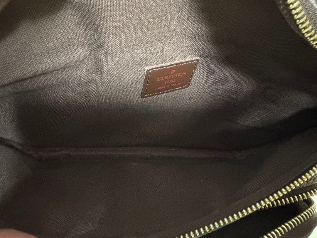 ルイヴィトンのダミエ柄のボディバッグ・ウエストポーチ