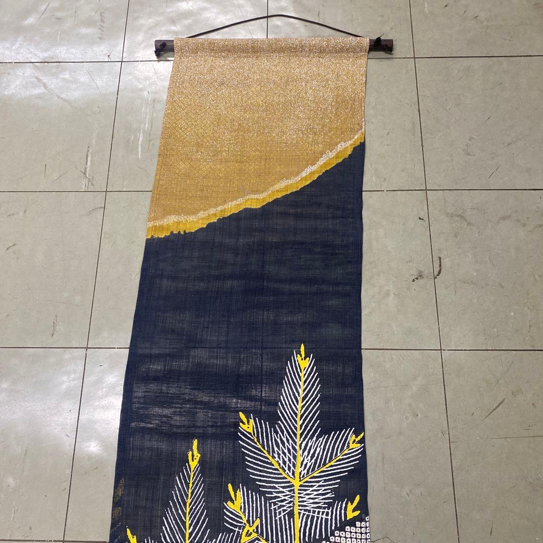 タペストリー　月と松　麻　万葉舎