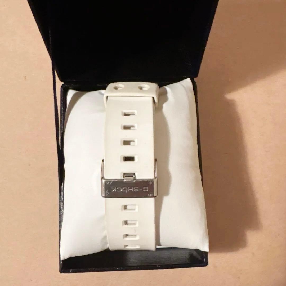 G-SHOCK ホワイトとブラック デジタル腕時計