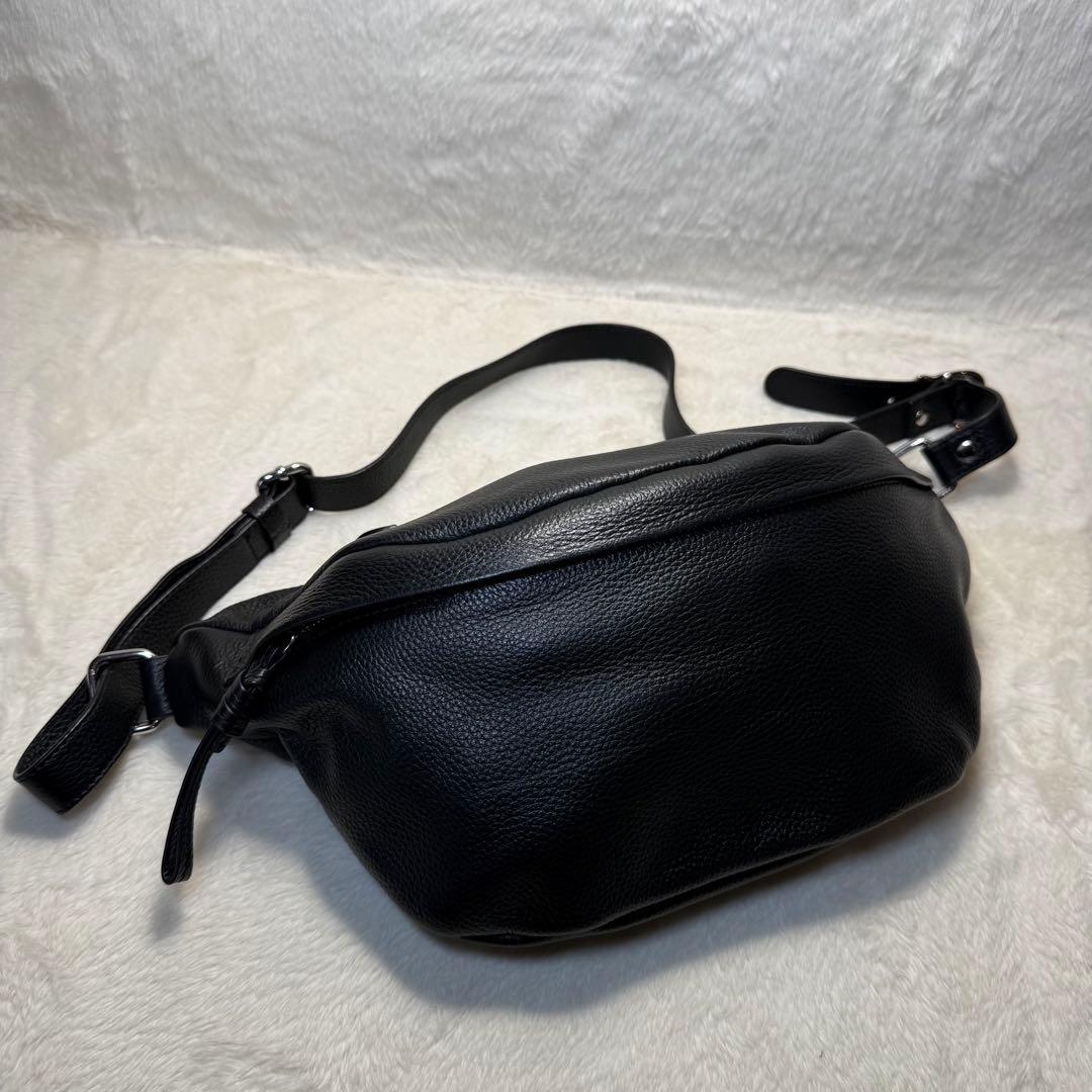 極美品 nouer 牛革ボディバッグ 黒 シボ革