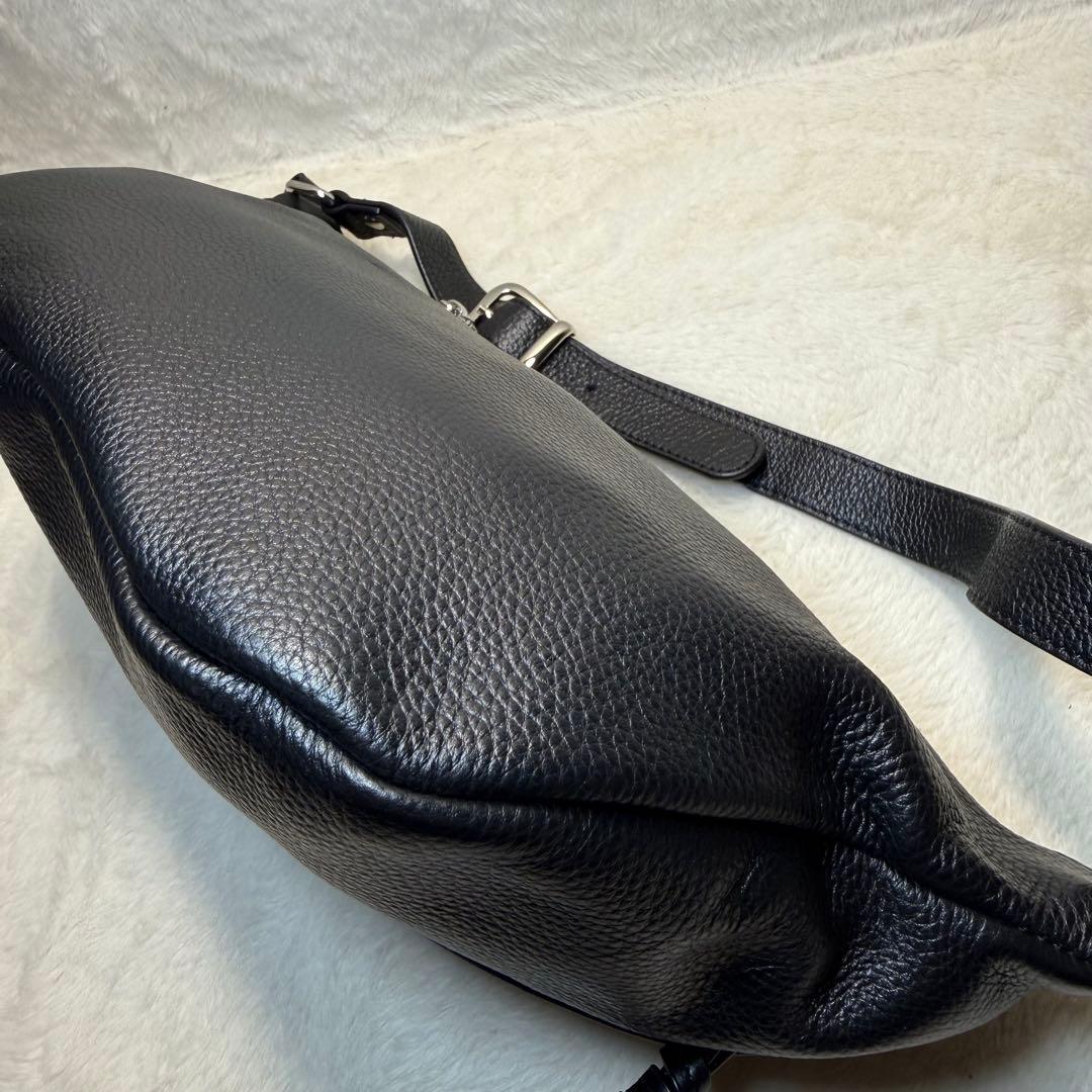 極美品 nouer 牛革ボディバッグ 黒 シボ革