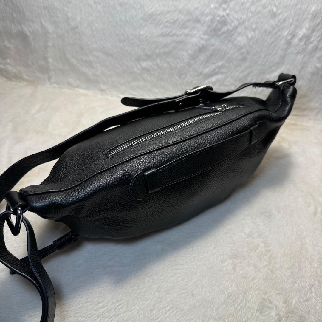 極美品 nouer 牛革ボディバッグ 黒 シボ革