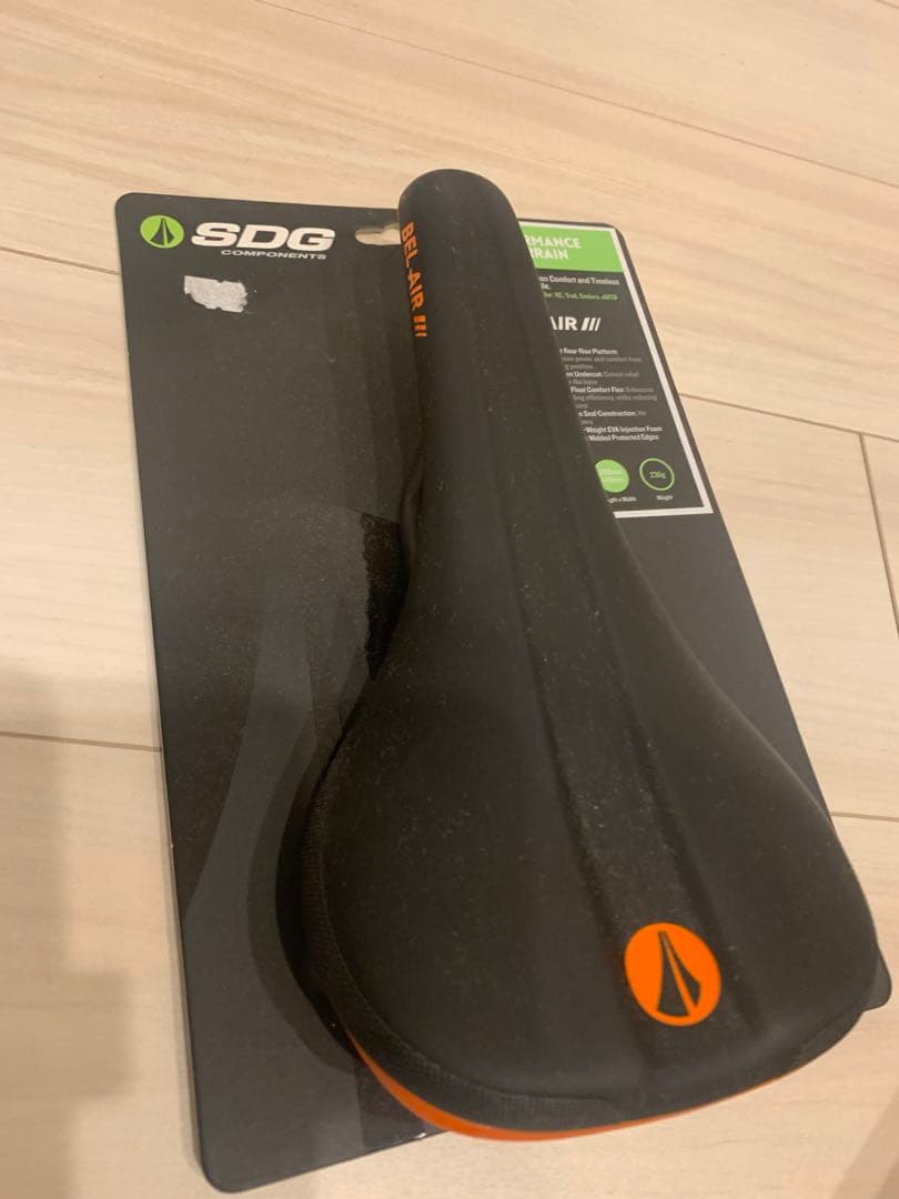 SDG BEL-AIR III サドル　オレンジ　 298g