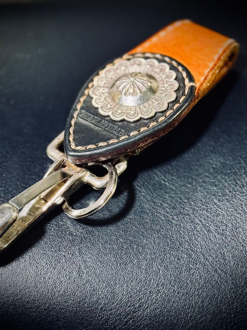 フラットヘッド 手縫い 特大 925シルバーコンチョ キーホルダー