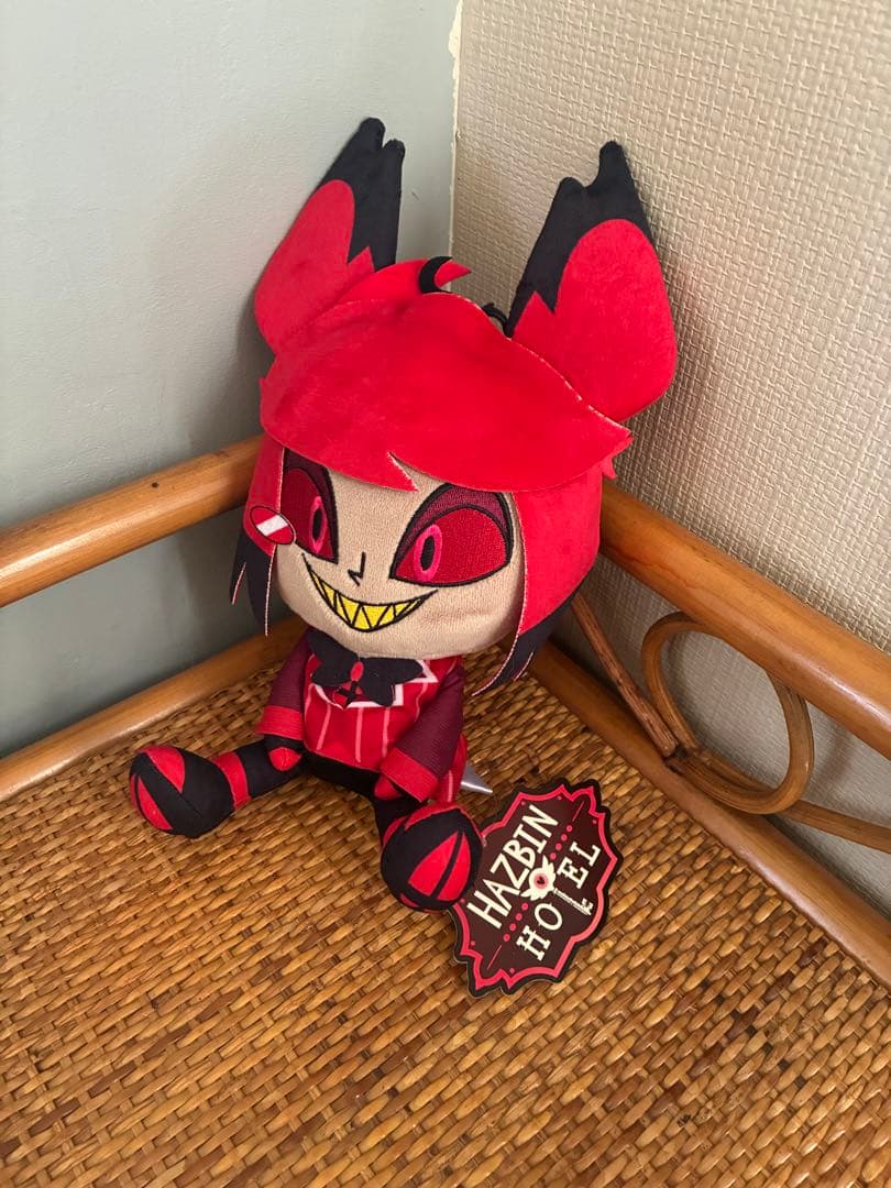 ハズビンホテル　アラスター　おすわりぬいぐるみ