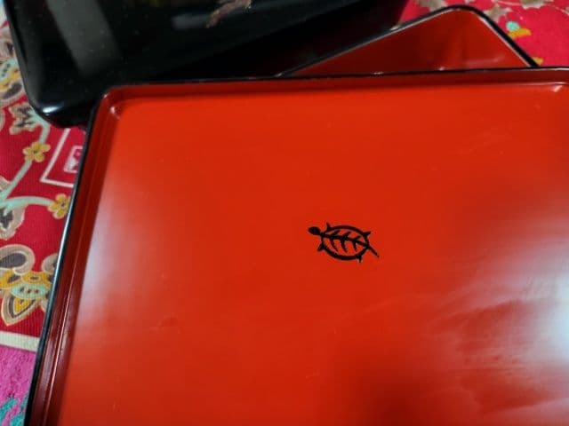 漆器 膳 黒 赤 花模様 亀のデザインkikiになります。