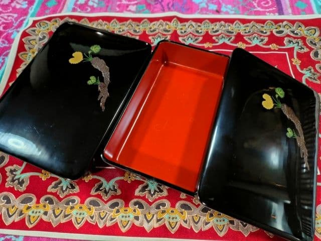 漆器 膳 黒 赤 花模様 亀のデザインkikiになります。