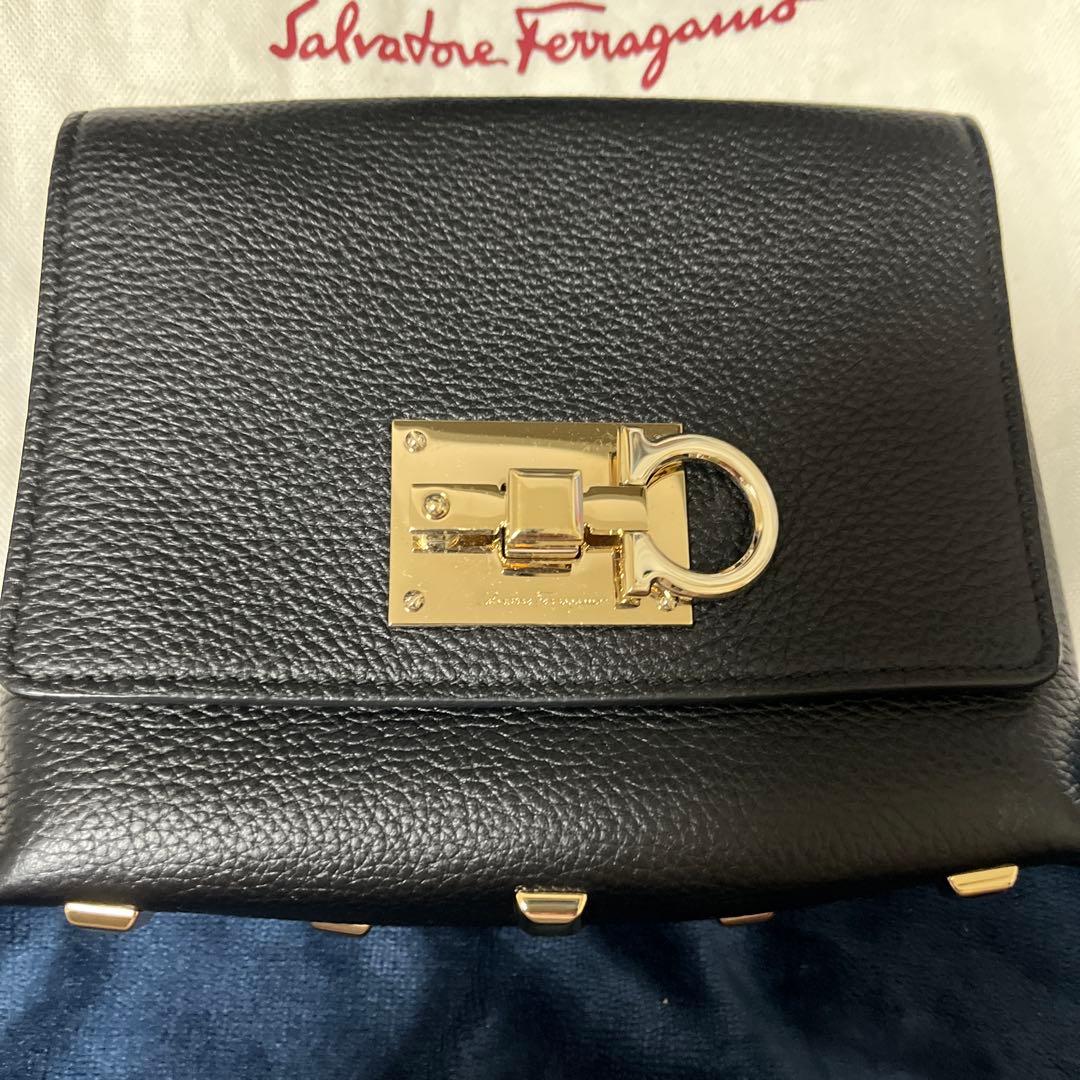Salvatore Ferragamo ブラックレザーショルダーバッグ