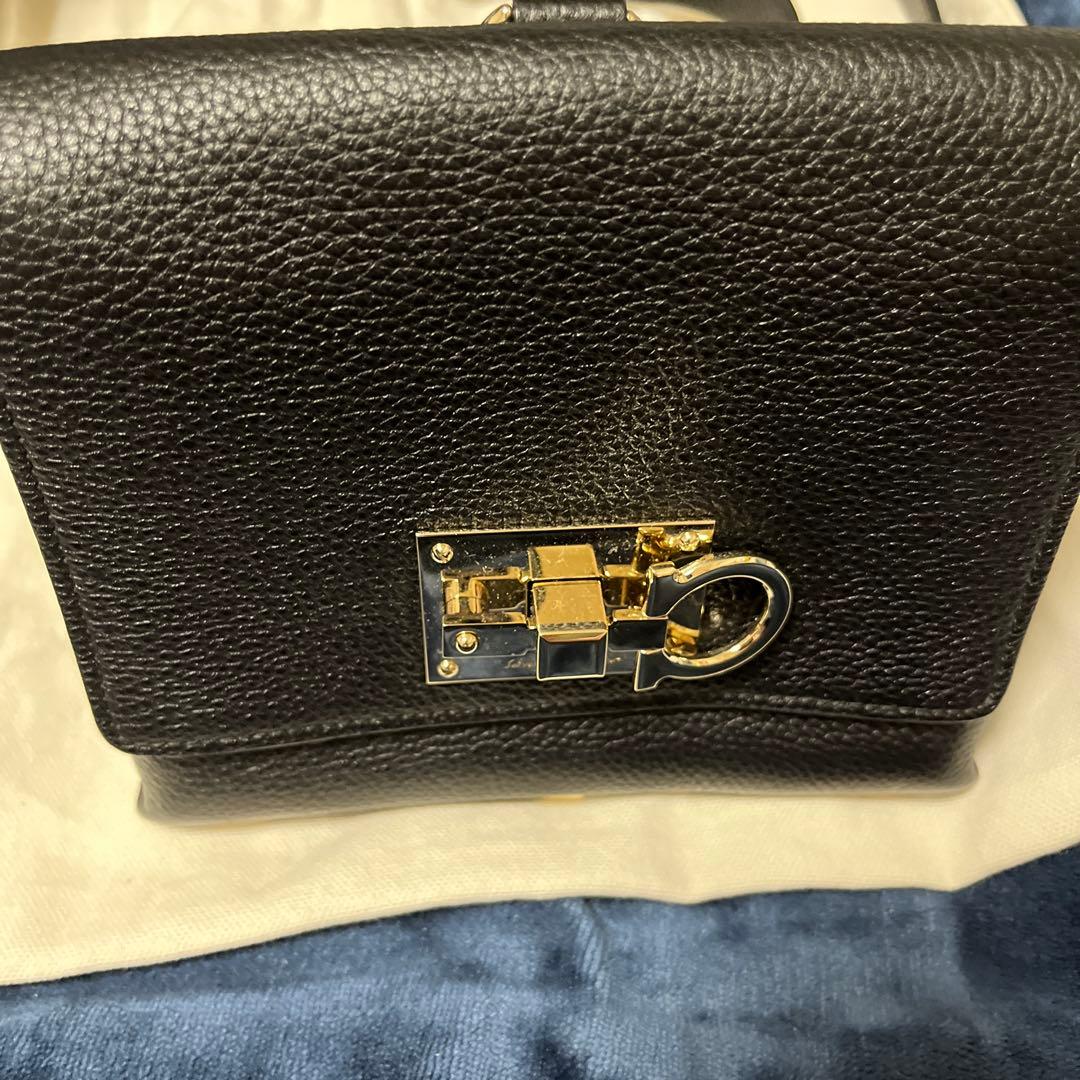 Salvatore Ferragamo ブラックレザーショルダーバッグ