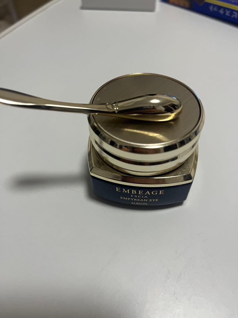 EMBEAGE アイクリーム クリーム色 スパチュラ付き