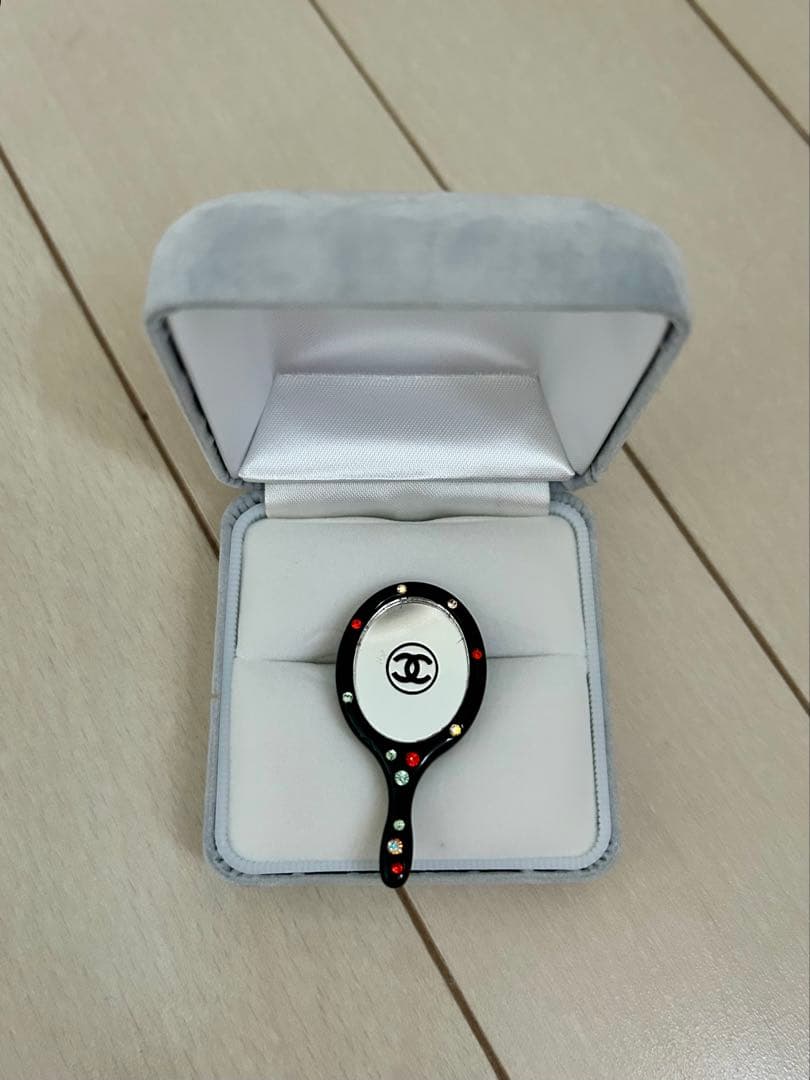 CHANEL ラウンドミラー型ブローチ