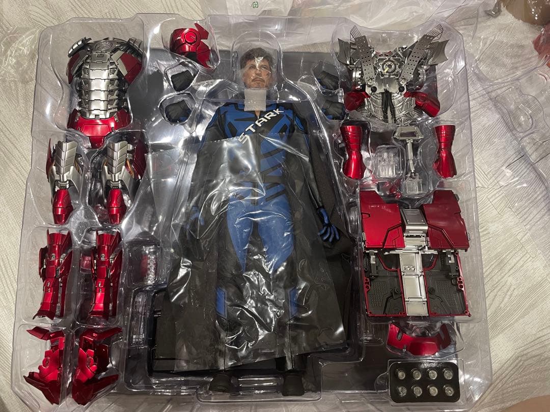 アイアンマン2 トニー・スターク スーツアップ　ホットトイズ