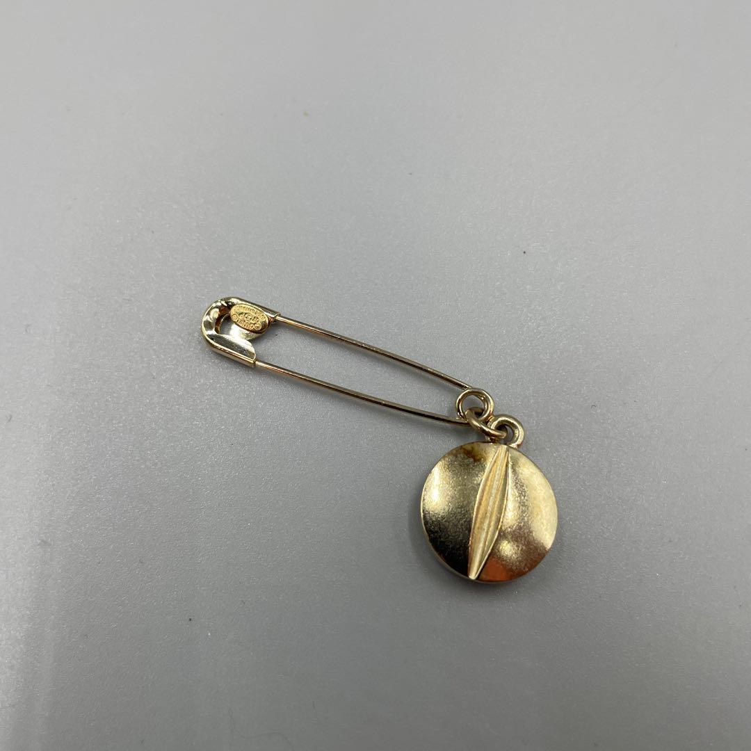 054 CHANEL 安全ピン型ブローチ