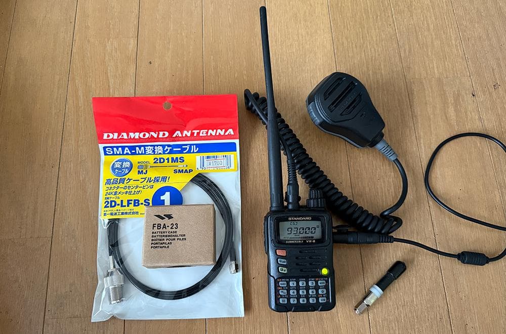STANDARD VX-6 トランシーバーと付属品