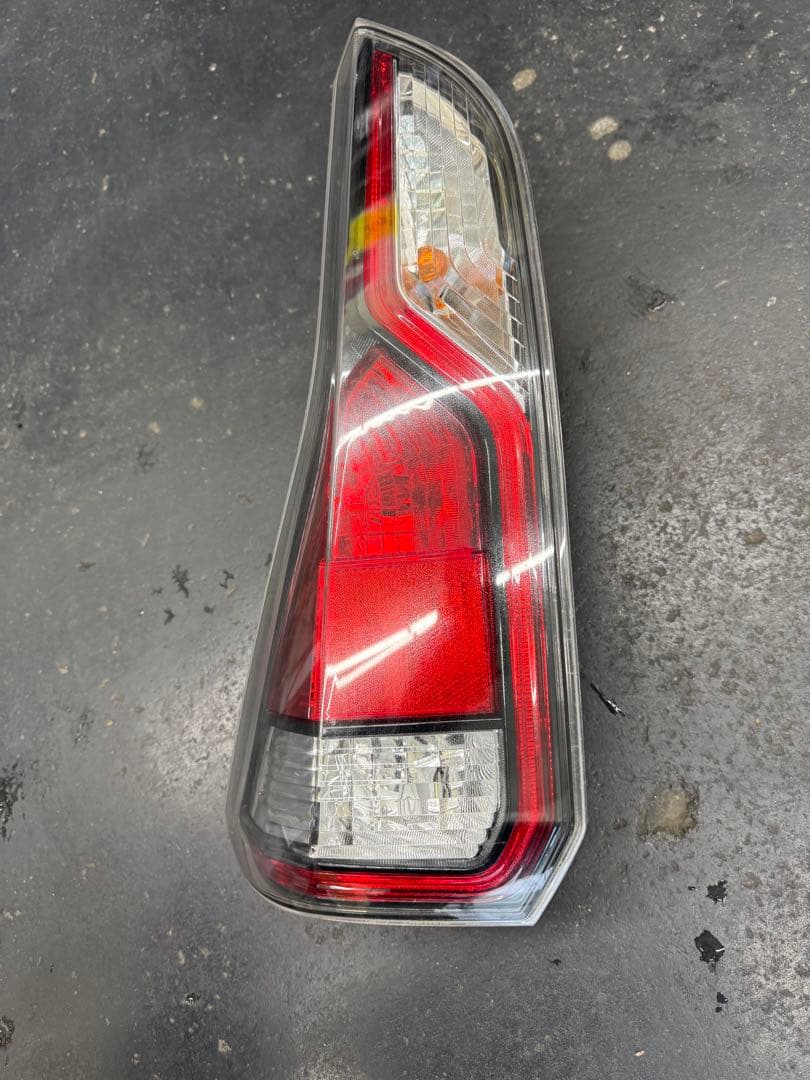 日産セレナC27 左テールランプ