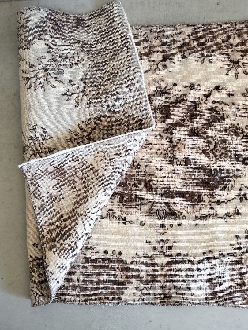 ベージュとココアブラウンのヴィンテージラグ　雅姫さんNo.698