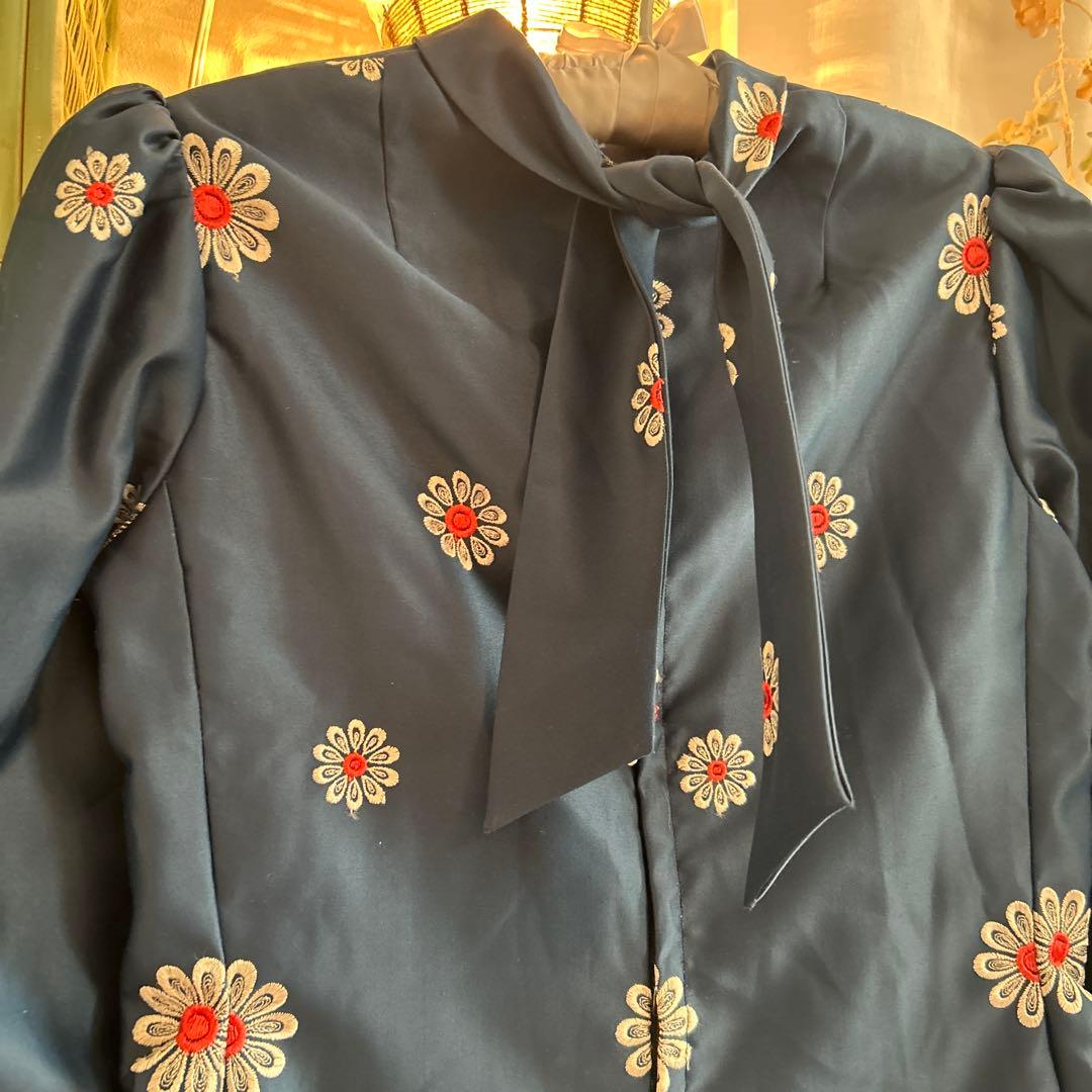 希少品　70,s vintage レトロ 花柄刺繍ワンピース　ボウタイ