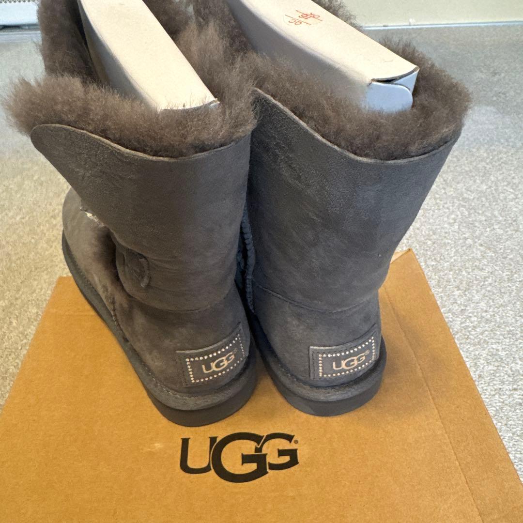 UGG グレー ボタン付きムートンブーツ