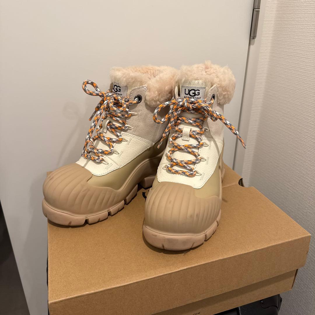 UGG 防水ボア付きハイカットブーツ