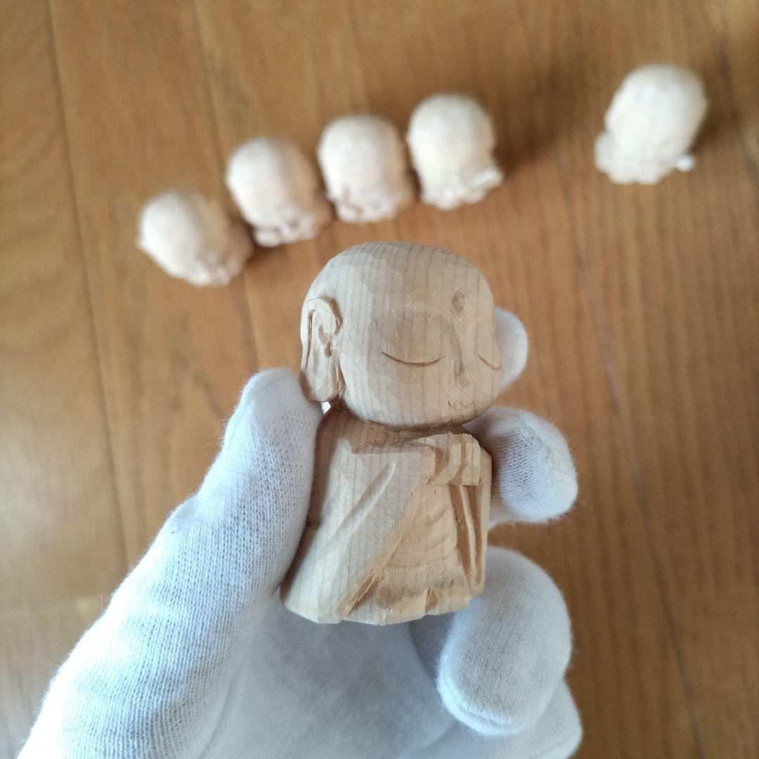 小さな木彫りの六地蔵さま