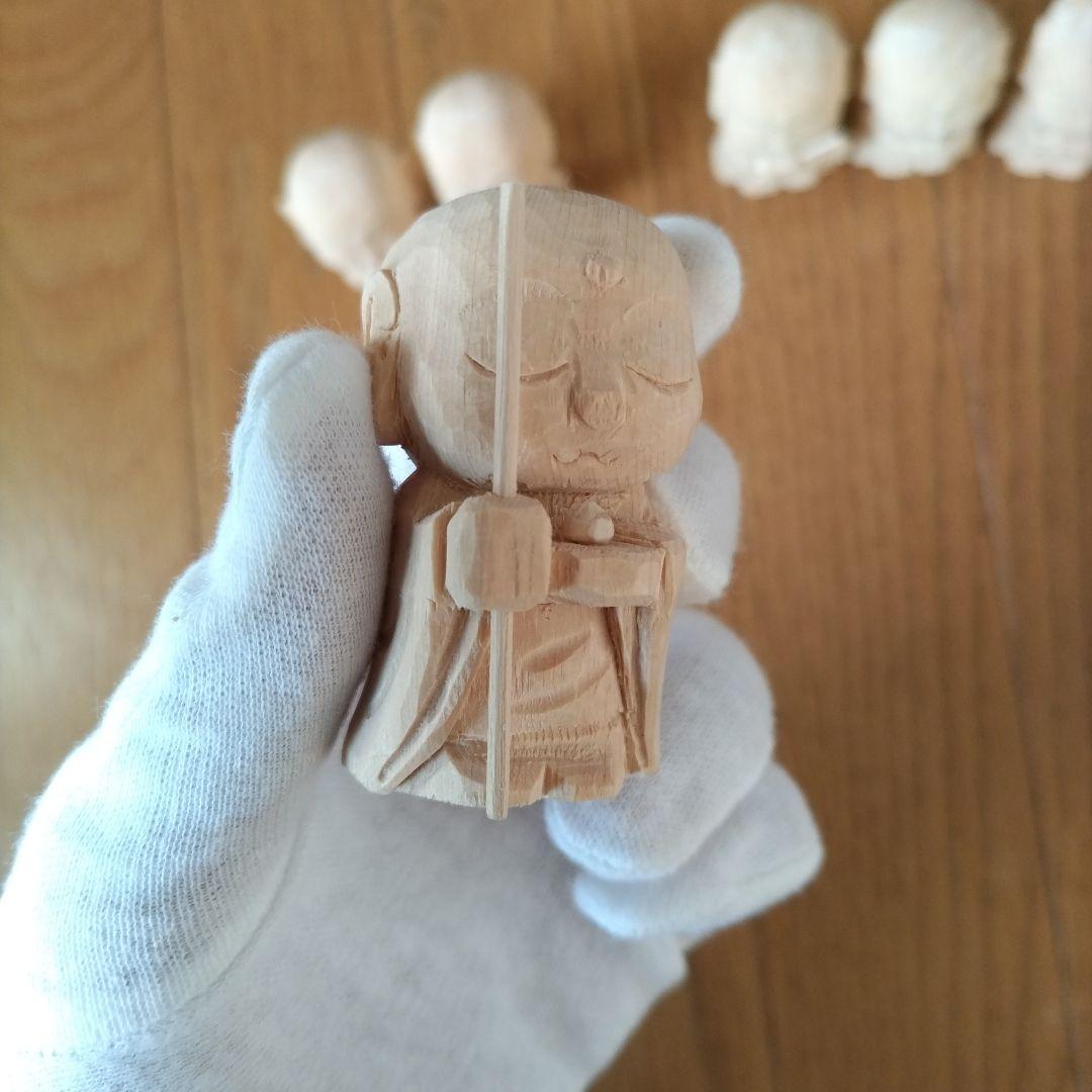 小さな木彫りの六地蔵さま