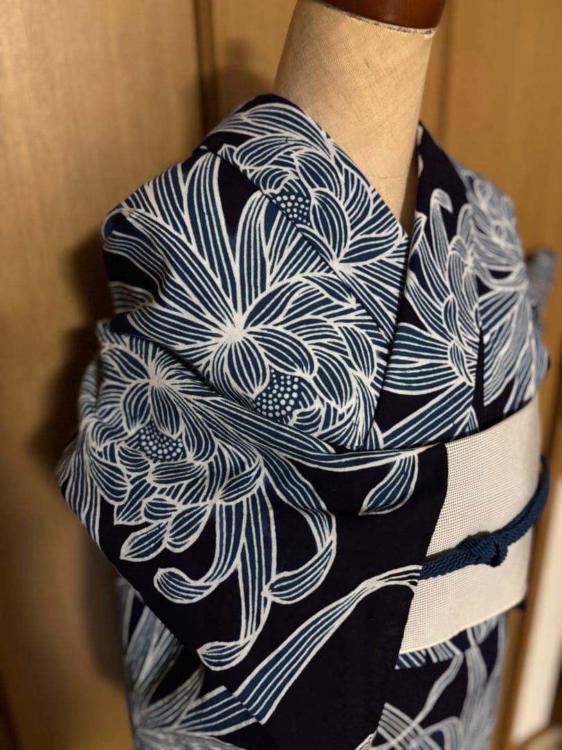 注染浴衣　本藍染　筒がき？　 ダイナミックな乱菊文様　雰囲気のある浴衣です。