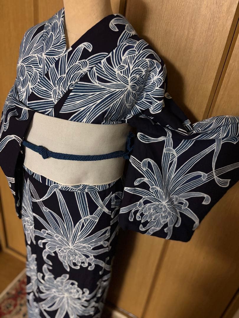 注染浴衣　本藍染　筒がき？　 ダイナミックな乱菊文様　雰囲気のある浴衣です。