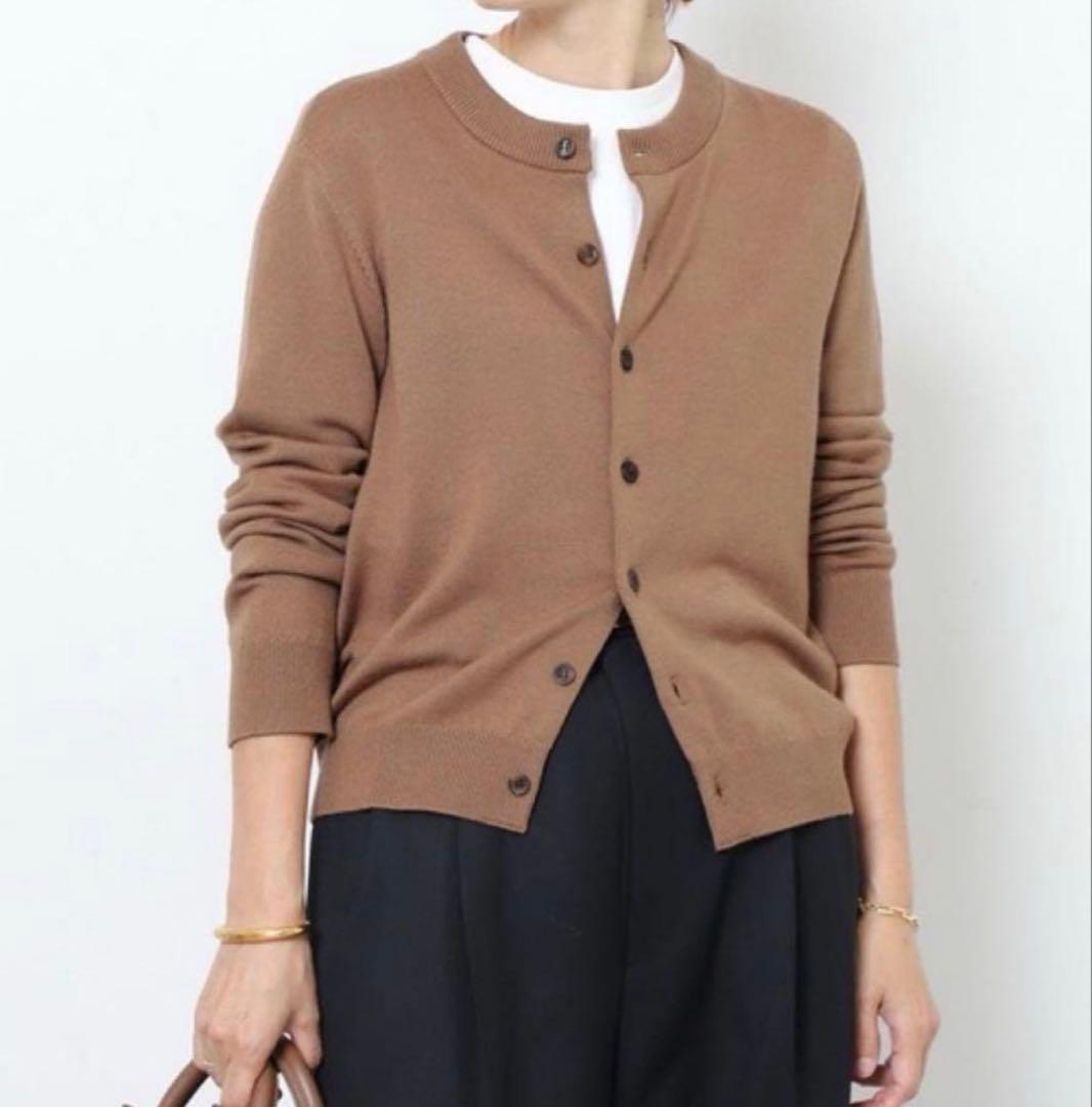 ドゥーズィエムクラス　2023AW WISHクルーネックカーディガン　キャメル