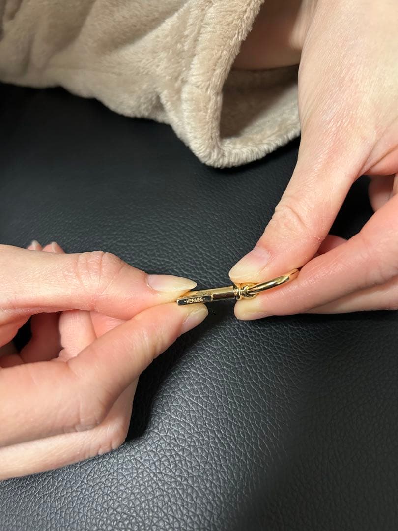 エルメスのキュリオジテ クレ Hチャーム ペンダントトップ（ゴールドカラー）