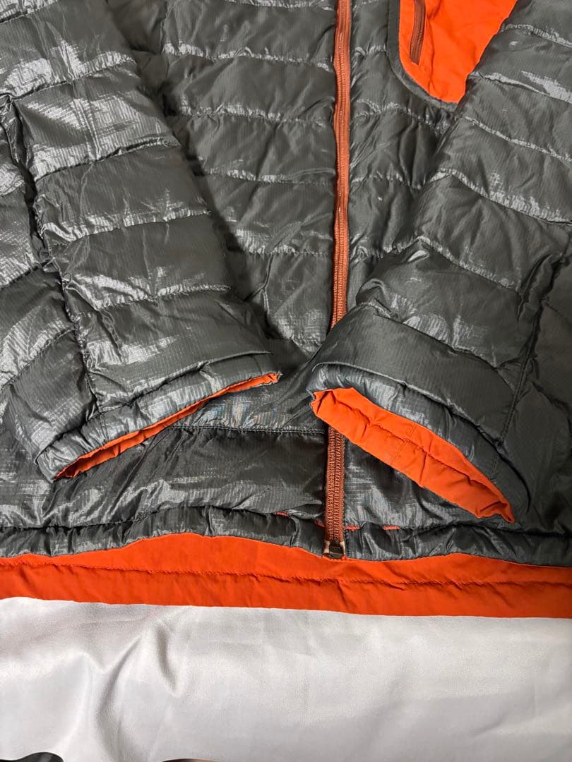 人気モンベル725FP コロラドパーカ　メンズLリバーシブルダウンオレンジグレー