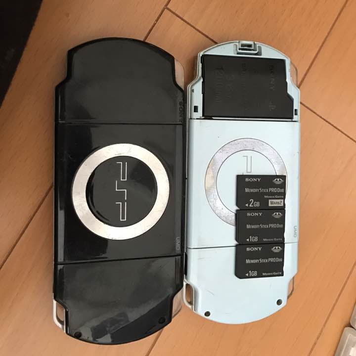 PSP本体２つとカセット（6個）・充電器・メモリー付き