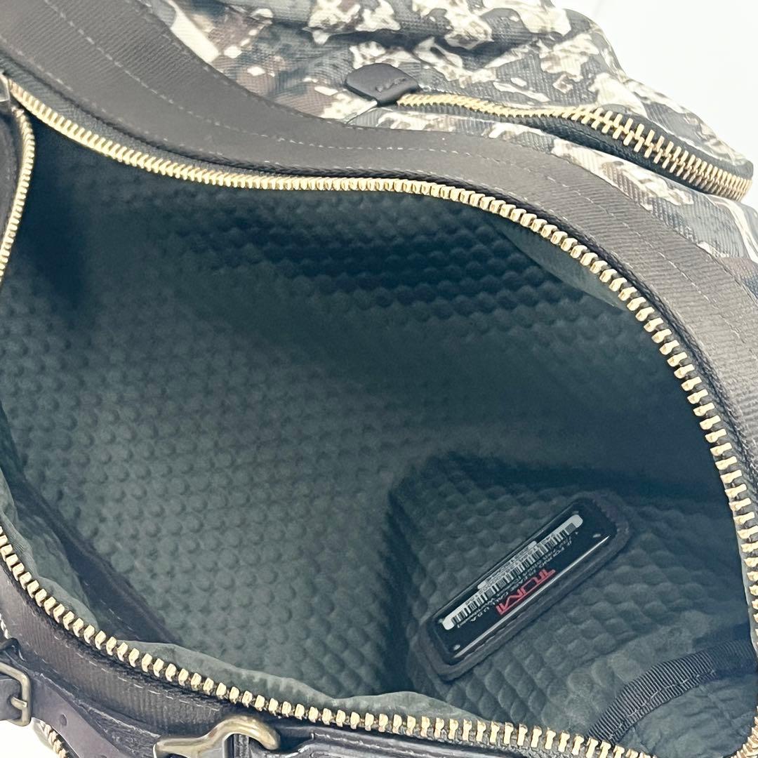 【未使用】TUMI ボディバッグ　ショルダー　迷彩柄　ワンショルダー