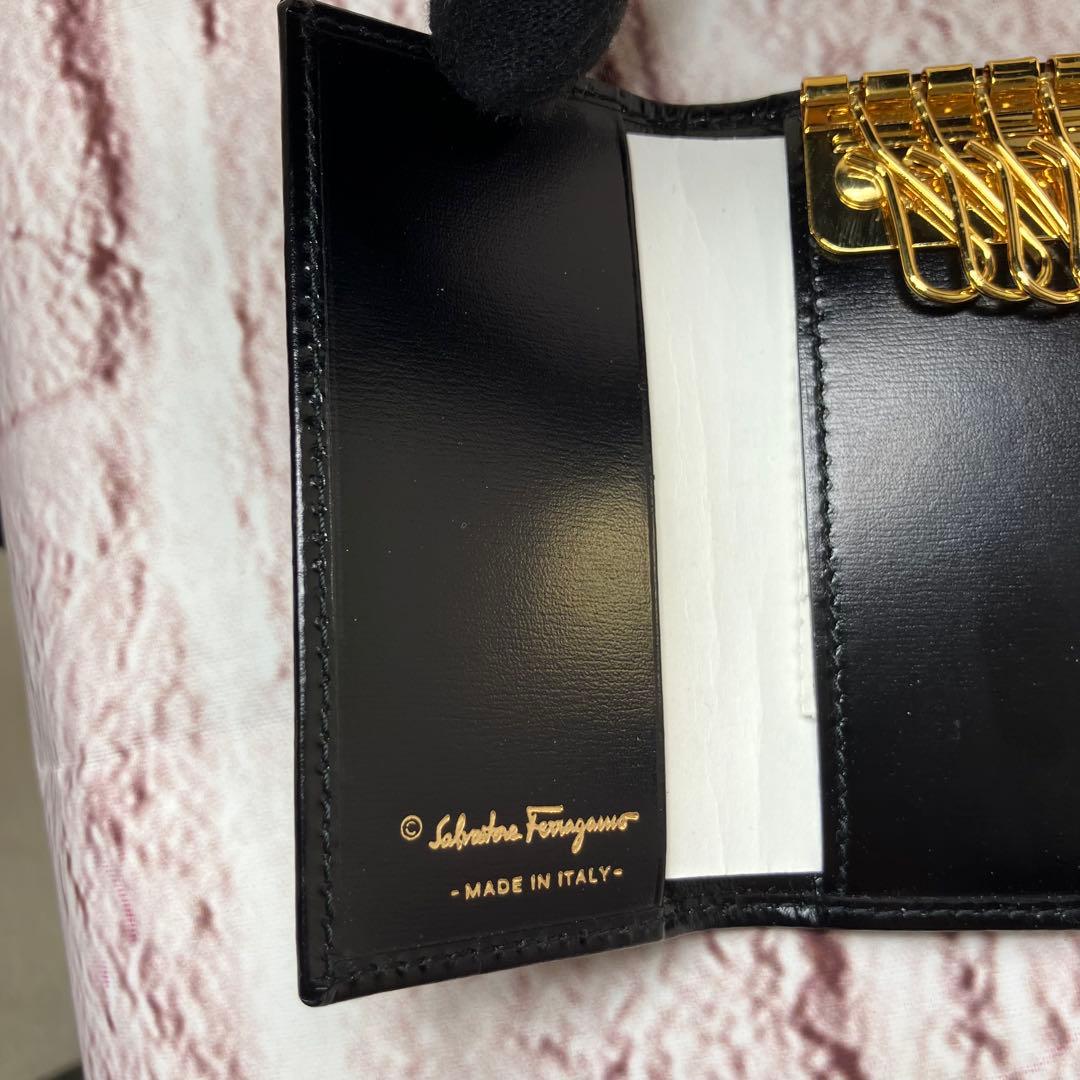 新品・未使用✨フェラガモ ガンチーニ ゴールド金具 ロゴ刻印 レザー キーケース