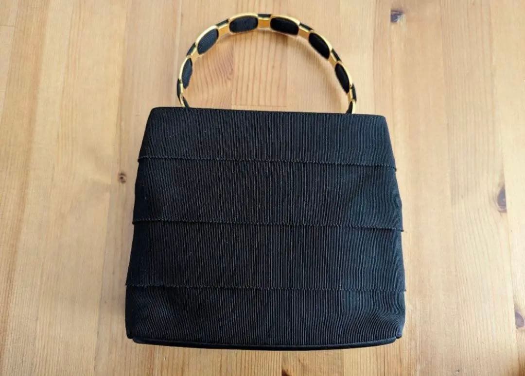 フェラガモゴールドメタル付きパーティーバッグ