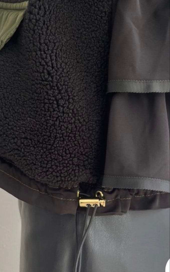 Eimee Lawバックフリルショートボアブルゾン 黒