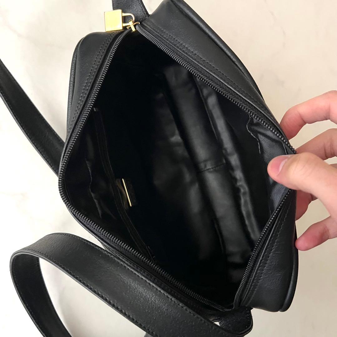 GIVENCHY 4Gロゴ ショルダーバッグ レザー 黒 パンチング